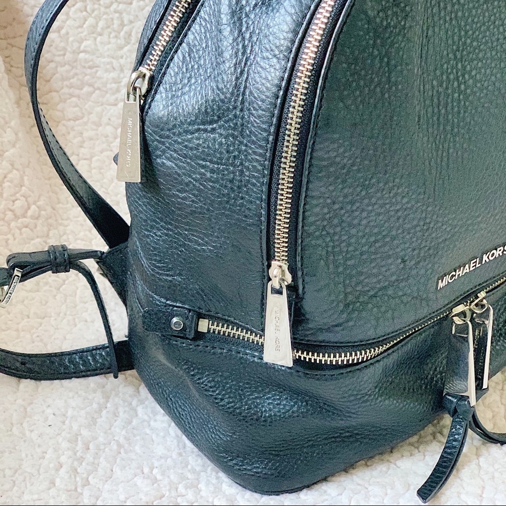 🚫SOLD🚫 MICHAEL KORS Black Rhea Medium Backpack - Picture 2 of 8